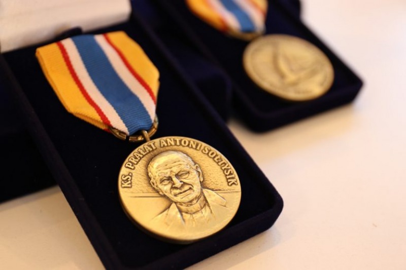Order za wybitną służbę młodzieży przyznany przez KSM